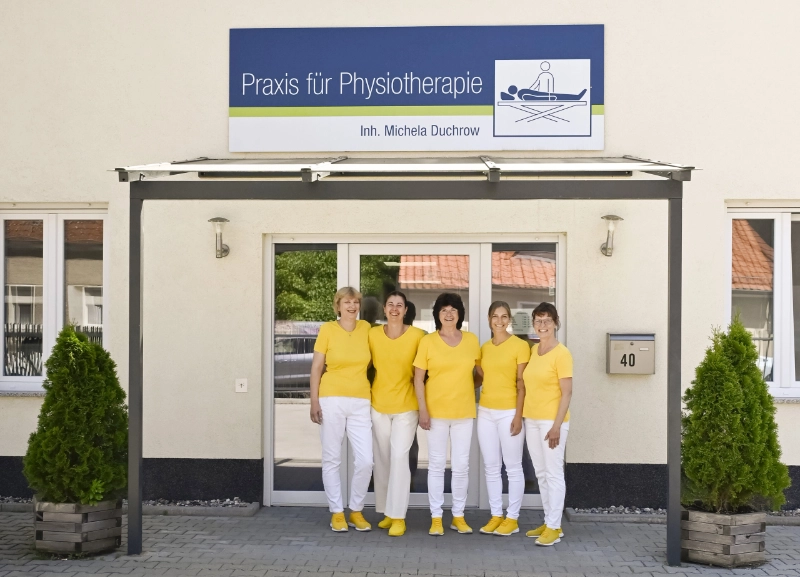 Das Team der Praxis für Physiotherapie Michela Duchrow vor dem Eingang in der Goethestraße 40 in Rathenow